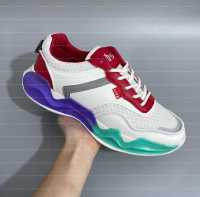 Les chaussures de sport à fond plat respirantes en maille sont des chaussures de basket-ball à la mode, confortables, décontractées et à coupe basse pour hommes