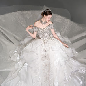 Robe de mariée de luxe moderne Gt134 avec appliques en dentelle, jupe en tulle plissée et bouffante, traîne longue de chapelle, longueur ras du sol - Product Image 6