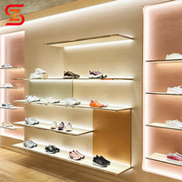 Présentoir à chaussures décontractées, design moderne et personnalisé pour le commerce de détail, éclairage LED, mur d'affichage pour chaussures de course pour magasin de sport