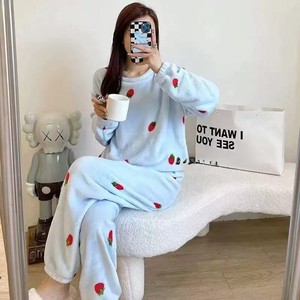 طقم بيجامة نسائي دافئ من الصوف المرجاني بنقشة الفراولة، يمكن ارتداؤه خارج المنزل، طقم ملابس منزلية حرارية للفتيات في الخريف والشتاء - Product Image 4