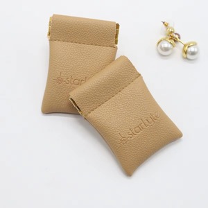 Pochette de luxe en cuir pour bijoux avec logo personnalisé en relief, fermeture magnétique et rabat en cuir pour bagues et boucles d'oreilles - Product Image 3