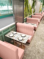 Ensemble de mobilier de restaurant et café chic pour glacier : banquettes en velours rose, chaises et tables de restauration