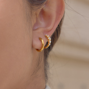 Boucles d'oreilles Huggie en acier inoxydable 18K avec strass ronds sertis clos, design géométrique, pour usage quotidien - Product Image 4