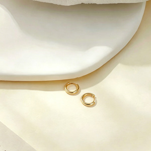 Pendientes de Aro Pequeños Dorados con Diseño Geométrico Circular, Joyería de Moda para Mujer EKA-059 - Product Image 4