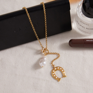 Collar con Colgante de Herradura Elegante <span class=keywords><strong>J</strong></span>&<span class=keywords><strong>D</strong></span>, Cadena en Y, Perla de Agua Dulce, Detalles de Bisel de Cristal, Chapado en Oro de 18K, Joyería de Acero Inoxidable - Product Image 6