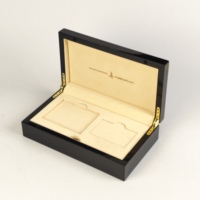 Boîte cadeau en bois laqué piano, finition noire brillante, doublure en velours doux, logo personnalisé pour souvenir d'entreprise et rangement d'objets de luxe