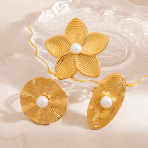 Anillo floral dorado con centro de perla para mujer, joyería de fiesta - Product Image 2