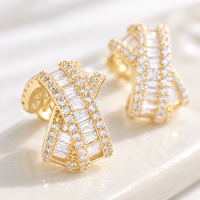 KAVNAR Boucles d'Oreilles Clous Croix avec Zircon Baguette, Laiton Plaqué Or 14K avec Tige Argent 925 Bijoux Mode Femme