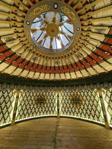 Grande <span class=keywords><strong>yourte</strong></span> mongole de luxe de 10 m à double pente en acier et bambou pour restaurant extérieur et événements festifs - Product Image 3