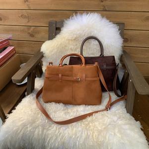 Sac fourre-tout bandoulière grande capacité en PU pour femme Maillard, nouvelle collection automne-hiver, design mat contrastant et rembourré - Product Image 2