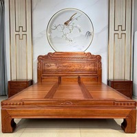 Lit de Mariage en Bois Massif à Mortaise et Tenon, Sculpté de Fleurs Dorées, Luxe Haut de Gamme, Style Chinois Classique en Acajou, pour Chambre Double