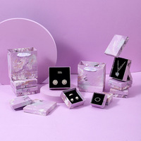 Boîte d'emballage pour bijoux en carton tendance avec motif floral violet, forme irrégulière, pour le rangement de bracelets, clous d'oreilles et bagues