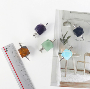 Vente en gros de nouveaux pendentifs en cristal, pierres semi-précieuses naturelles polies, pendentif polyèdre en cristal pour la décoration - Product Image 3