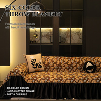 Housse de canapé en tissu Teddy Bear marron café six couleurs avec jupe volantée noire pour hôtels de luxe, magasins de meubles et programmes saisonniers
