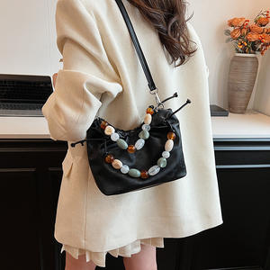 กระเป๋าถือผู้หญิงดีไซน์ใหม่ปี 2024 รุ่น Light Lady พร้อมซิปปิดและตกแต่งด้วยไข่มุก - Product Image 4