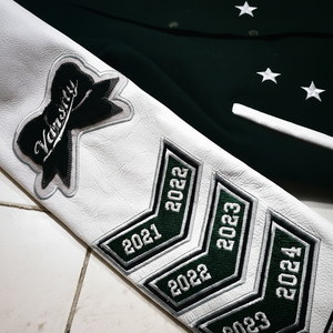 Vestes universitaires d'hiver pour hommes avec lettres brodées, fermeture à bouton unique sur le devant, tissu 100% laine, écologique et respirant - Product Image 1