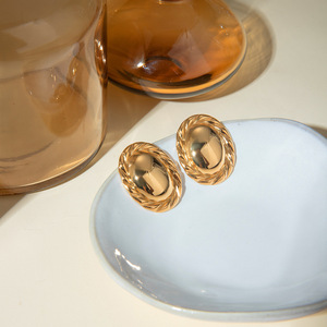 Pendientes Redondos de Acero Inoxidable con Baño de Oro de 18k, con Detalle de Cuerda, Centro Liso, Unisex, para Uso Diario - Product Image 3