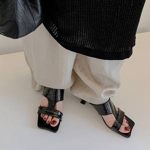 Sandalias de cuero casuales de moda para mujer, con punta en pico, diseño de escamas de pez en forma de V, estilo nuevo. - Product Image 4