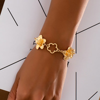 Bracelet élégant en alliage avec motif floral à cinq feuilles et pierre naturelle pour femmes, idéal pour les fêtes et les vacances