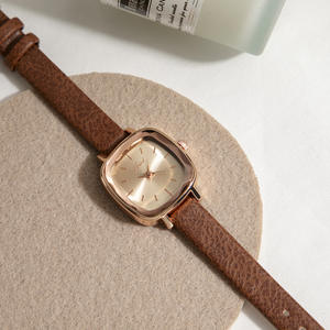 Montre en quartz tendance de grande qualité pour femme, accessoire féminin moderne à cadran en verre carré cubain, couleur or rose, vente directe depuis l'usine - Product Image 4