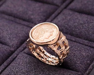 Colección Herencia: Anillo de Moneda Antigua de Oro Sólido de 18K, Anillo Sello de Diamantes Atenea, Joya con Estética '<span class=keywords><strong>Old</strong></span> Money', Serie Archivo de Subastas - Product Image 1
