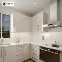 Ensemble de meubles de cuisine sur mesure, portes laquées brillantes de luxe, design modulaire, aménagement en U et rangement coulissant