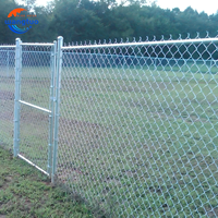 Clôture en treillis métallique galvanisée et revêtue de PVC avec fil barbelé supérieur, design de clôture en fil cyclone à trous en diamant pour ferme, champ et portail de sécurité