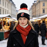 Bonnet tricoté personnalisé à pompon, haute qualité, faible MOQ, plusieurs couleurs, avec badge brodé, polyvalent et chaud pour les voyages en extérieur