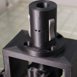 Filament d'impression 3D Polymaker Fiberon PA12-CF10, 1,75 mm, nylon noir avec fibres de carbone, 0,5 kg, faible sensibilité à l'humidité - Product Image 4