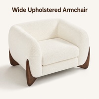Fauteuil rembourré large avec pieds en bois d'hévéa