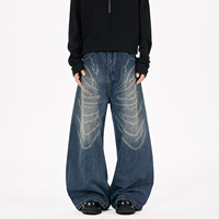 Jeans en denim de coton pour homme, lavage clair, design personnalisé avec strass laser, motif papillon et moustaches de chat, style tendance et urbain, coupe courbée