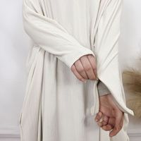 Ensemble Abaya deux pièces blanc modeste pour femmes musulmanes avec détails texturés et Hijab intégré Robe islamique élégante et décontractée