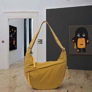 Sac bandoulière vintage en nylon pour homme, petit sac bandoulière carré avec logo personnalisé, idéal pour un seul épaule - Product Image 2