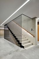 Escalier à poutre unique CBMmart, intérieur, en métal, avec corde, garde-corps en verre, design en marbre, avec plans 3D