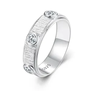 Роскошное мужское кольцо из серебра 925 пробы с муассанитом и платиновым покрытием