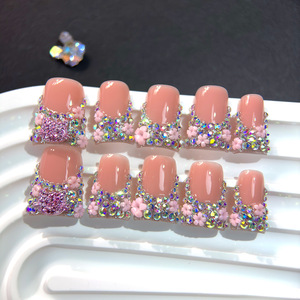 10 faux <span class=keywords><strong>ongles</strong></span> courts style Y2K, design français, forme bec de canard, blancs avec croix dorée, faits à la main, prêts à poser - Product Image 6