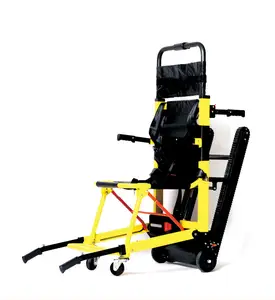 Pessoas com mobilidade reduzida subir escadas e cima e para baixo escadas para ajudar a dobrar cadeiras de rodas elétricas