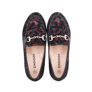 أحذية لوفر مخصصة بتصميم جديد وأنيق مطبوعة من الجلد المدبوغ للفتيات الصغيرات مع سلسلة للارتداء - Product Image 5