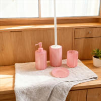 Ensemble d'accessoires de salle de bain en résine givrée côtelée rose, directement de l'usine : distributeur de lotion, porte-brosse WC, gobelet, porte-savon