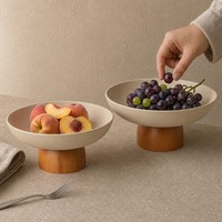Gespoten keramische fruitschaal op voet met houten onderstel, verhoogde salade schaal voor thuis, hotel, restaurant, buffettafel