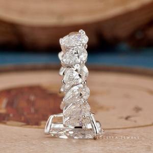 Bague en diamant de haute joaillerie avec un sertissage artistique unique et une brillance éclatante pour un style luxueux et imposant - Product Image 5