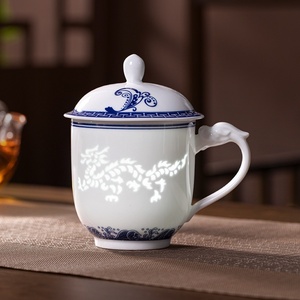 Tasse de bureau en céramique de Jingdezhen avec couvercle, cadeau pour salle de réunion, tasse à thé Linglong bleue et blanche, usage domestique, résistante aux hautes températures - Product Image 4