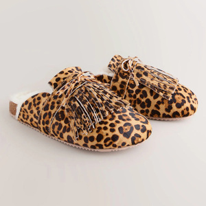 <span class=keywords><strong>Sabots</strong></span> léopard à franges pour femmes avec doublure en fausse fourrure, semelle en liège et soutien de la voûte plantaire en microfibre - Product Image 1