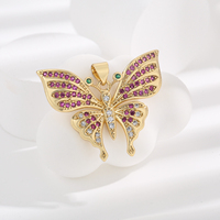 Collier Pendentif Papillon en Laiton Plaqué Or 14K avec Zircon Rose, Bijou Fantaisie pour Femme et Fille, Idéal comme Cadeau (Vente en Gros)