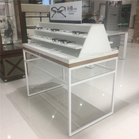 Table blanche personnalisée pour lunettes de soleil, présentoir de luxe à plusieurs niveaux avec cadre métallique, pour magasin optique