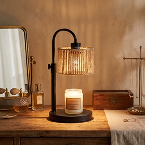 Lampe chauffe-bougie sans flamme style Boho Wabi Sabi, à hauteur réglable, avec pompon en corde de chanvre et base en métal noir pour la décoration de chambre - Product Image 1