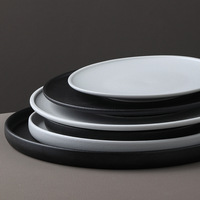 Ensemble d'assiettes à dîner en céramique mate de style nordique Kingze, rondes, noires et blanches, en porcelaine, pour steak, pâtes, restaurant, mariage, fête