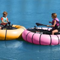 Anneau gonflable en PVC robuste, rouge et jaune rayé, pour jeux aquatiques et parcs d'attractions