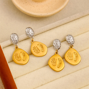 Pendientes clásicos de acero inoxidable chapados en oro de 18 quilates de alta calidad, colgante conmemorativo con estampado de Palma de bebé recién <span class=keywords><strong>nacido</strong></span> a la moda - Product Image 1