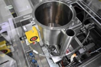 Machine d'emballage de dragées au chocolat en sachets préformés, avec peseuse anti-adhérence pour billes de chocolat, machine d'emballage Doypack